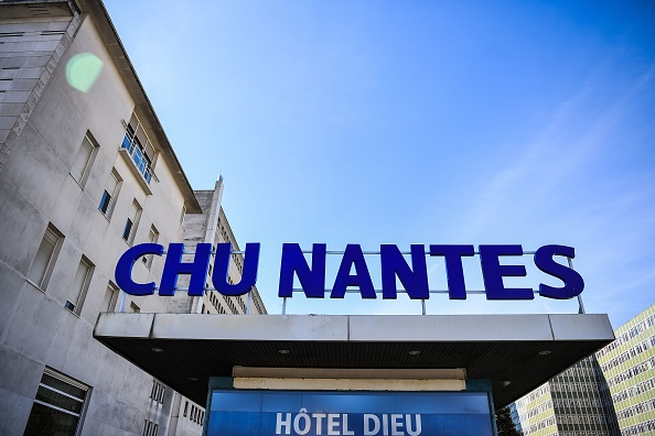 L'entrée du Centre Hospitalier Universitaire (CHU) de Nantes, dans l'ouest de la France. (LOIC VENANCE/AFP via Getty Images)