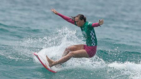 La Française Justine Dupont a affronté le spot de Jaws à Hawaï, un succès de plus à son palmarès