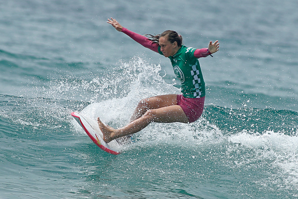 La Française Justine Dupont participe au VANS US Open of Surfing de 2019 à Huntington State Beach le 30 juillet 2019 à Huntington Beach en Californie. (Katharine Lotze/Getty Images)