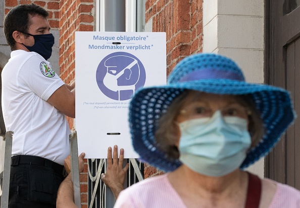 L'arrêté ministériel du 30 juin 2020, sur lequel repose le port du masque obligatoire dans les lieux publics, a été jugé illégal par le tribunal de police de Bruxelles. (BENOIT DOPPAGNE/BELGA/AFP via Getty Images)