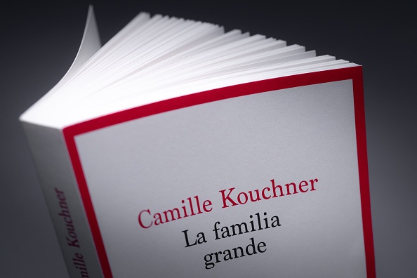 Le livre "La familia grande" écrit par Camille Kouchner. (Photo : JOEL SAGET/AFP via Getty Images)