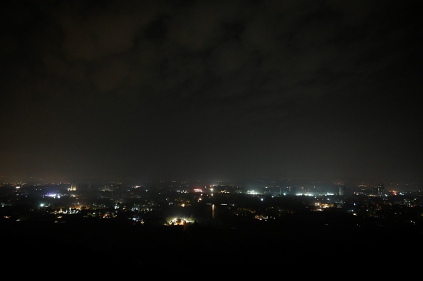 La capitale du Pakistan, Islamabad, lors d'une panne d'électricité au début du 10 janvier 2021. (Photo : AAMIR QURESHI/AFP via Getty Images)