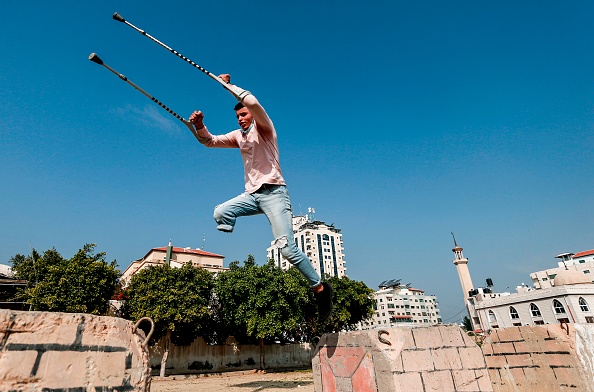 -Mohamed Aliwa, un jeune Palestinien dont la jambe a été amputée près du genou en 2018, montre ses talents de parkour à Gaza Ville le 4 janvier 2021. Photo par Mahmud Hams / AFP via Getty Images.
