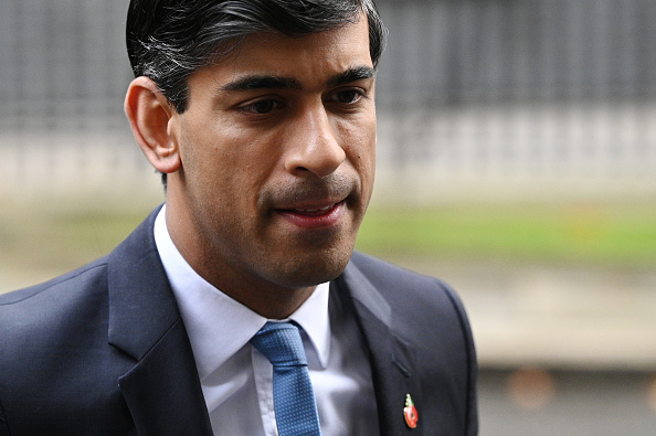 Le ministre des Finances Rishi Sunak quitte Downing Street, le 10 novembre 2020 à Londres. (Photo : Leon Neal/Getty Images)