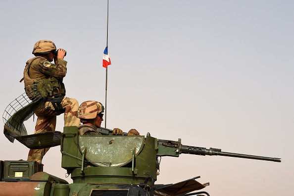 Des soldats français du 93e régiment d'artillerie de montagne, participant à l'opération "Barkhane" de l'armée française, une opération anti-terroriste dans le Sahel.  (Photo : PHILIPPE DESMAZES/AFP via Getty Images)