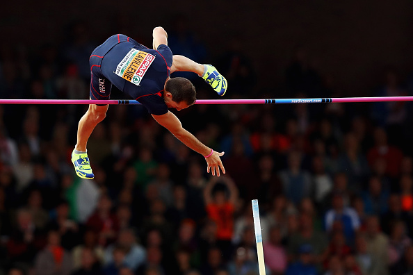  Le perchiste Renaud Lavillenie passe la barre de 6m02.  (Photo : Dean Mouhtaropoulos/Getty Images)