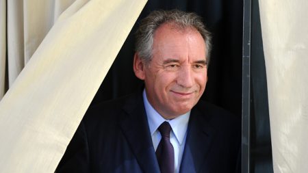 « C’est un oubli » : un cliché de François Bayrou ne portant pas de masque à l’aéroport d’Orly fait polémique