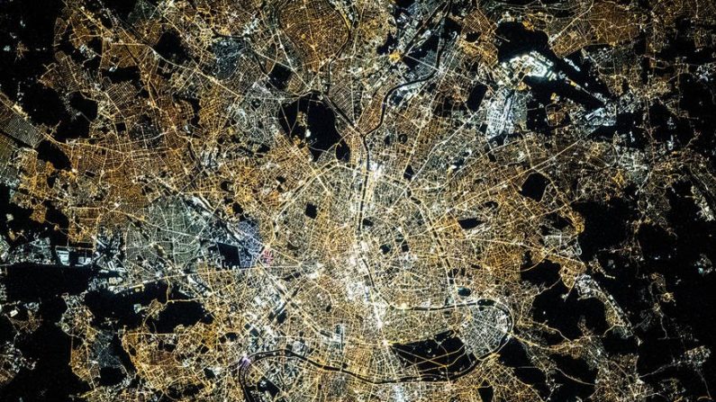 Paris, la ville lumière vue du ciel lors d'une nuit de novembre © NASA