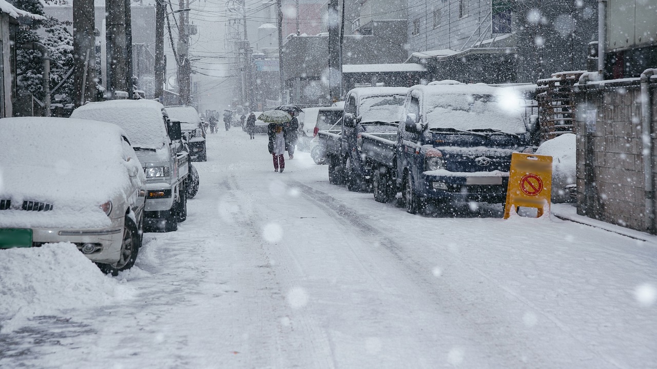 Neige-verglas dans le nord-ouest : jusqu'à 20 cm de neige, cinq départements en vigilance orange et des restrictions de circulation