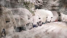Espagne : une Renault 4L défie la tempête de neige et passe tranquillement devant un SUV (vidéo)
