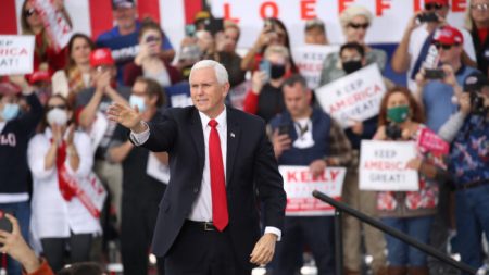 Pence demande au juge de rejeter les pressions visant à élargir ses pouvoirs pour décider des votes du collège électoral