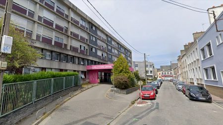 Face à l’interdiction de visites, une famille accueille leur nouveau-né dans la rue sous la fenêtre de la maternité