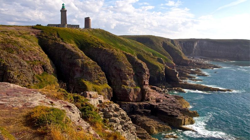 Les falaises du cap Fréhel et son phare. Photo de Jmhullot - Wikipédia - Travail personnel, CC BY 3.0, https://commons.wikimedia.org/w/index.php?curid=37937662