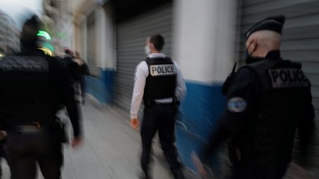 Nice : des policiers veulent interpeller un suspect et se font agresser par une trentaine d’individus