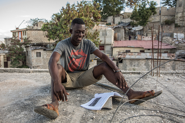 -Kervens Casséus, 20 ans, étudie sur le toit de la maison de son oncle le 18 février 2021 à Port-au-Prince. Photo par Valerie Baeriswyl / AFP via Getty Images.