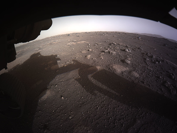 Première image couleur haute résolution renvoyée par les Hazard Cameras (Hazcams) sur le dessous du rover Perseverance Mars de la NASA après son atterrissage dans la zone connue sous le nom de cratère Jezero le 18 février 2021 sur la planète Mars. (Photo : NASA via Getty Images)