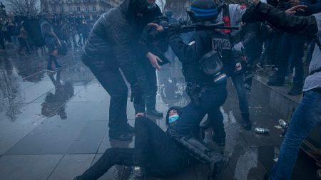 Paris : des forces de l’ordre se défendent après avoir été attaquées, des internautes crient à la bavure policière