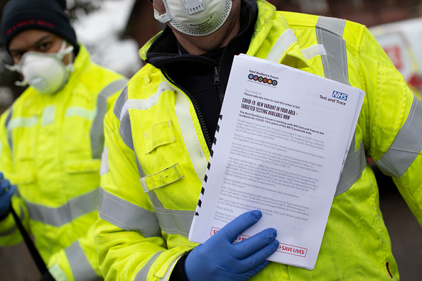 Des volontaires de divers services d'urgence et des membres du conseil municipal distribuent des tests Covid-19 aux foyers des résidents le 03 février 2021 à Maidstone, au Royaume-Uni. (Dan Kitwood/Getty Images)