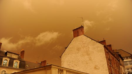 Tempête de sable au Sahara : une partie de la France se retrouve ce samedi sous un ciel orangé