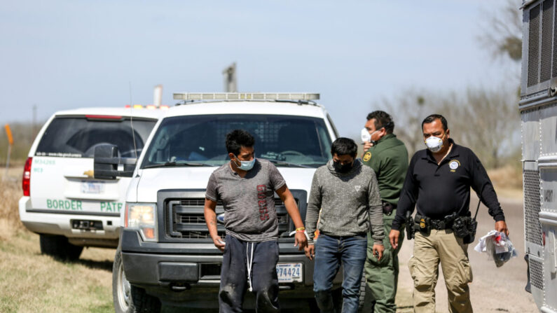 Des douaniers appréhendent un bus rempli d'immigrants clandestins à Penitas, au Texas, le 10 mars 2021 (Crédit: Charlotte Cuthbertson / The Epoch Times)