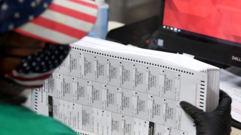 Un employé électoral, sur une photo d'archives, en train de scanner des bulletins de vote par correspondance. (Ethan Miller/Getty Images)