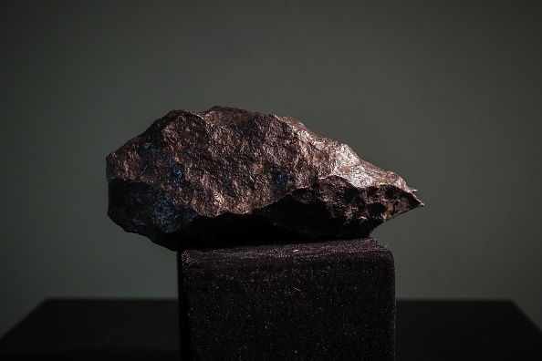 -Illustration- Une météorite sidérite, faisant partie de la collection du chasseur de météorites français Gérard Merrier le 28 février 2019 à Vendôme. Photo Guillaume Souvant / AFP via Getty Images.