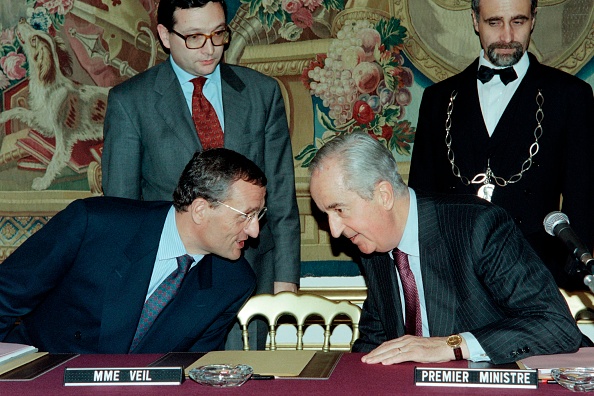 Novembre 1994 à Paris. L'ancien Premier ministre Édouard Balladur discutant avec son ancien ministre de la Défense François Léotard.  (Photo : PATRICK KOVARIK/AFP via Getty Images)