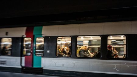 Saint-Denis : après s’être fait agresser dans le RER, une policière en civil interpelle son agresseur