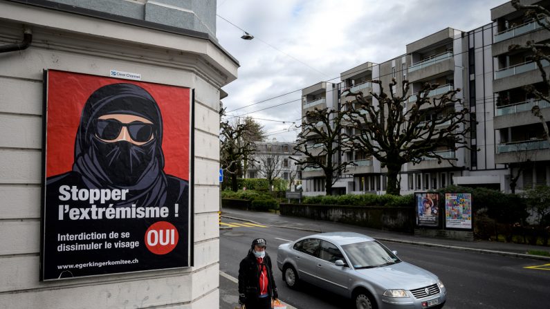 Une affiche électorale en faveur de l'initiative "Interdiction de la burqa" à Lausanne, en Suisse, le 4 février 2021. (Photo : FABRICE COFFRINI/AFP via Getty Images)