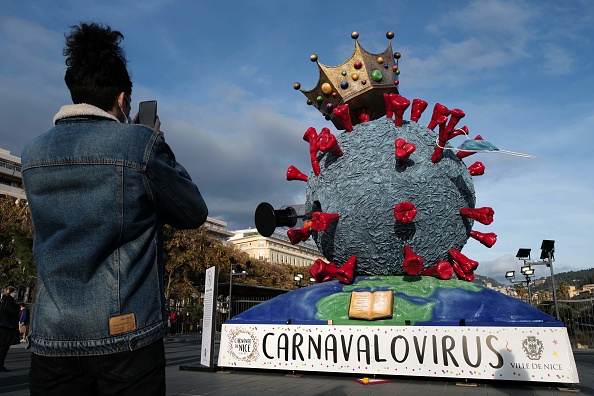 Le Carnavalovirus, exposé place Masséna, est aimé ou détesté (VALERY HACHE/AFP via Getty Images)