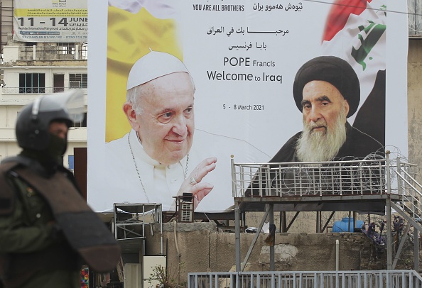 -Des portraits du pape François et du grand ayatollah Ali Sistani dans le centre de Bagdad le 4 mars 2021 en Irak. Photo par Ahmad Al-Rubaye / AFP via Getty Images.