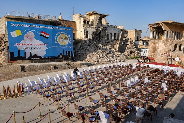 -Les organisateurs préparent et installent des sièges sur une place près des ruines de l'Église catholique syriaque de l'Immaculée Conception dans la vieille ville de Mossoul, au nord de l'Irak. Photo par Zaid Al-Obeidi / AFP via Getty Images.