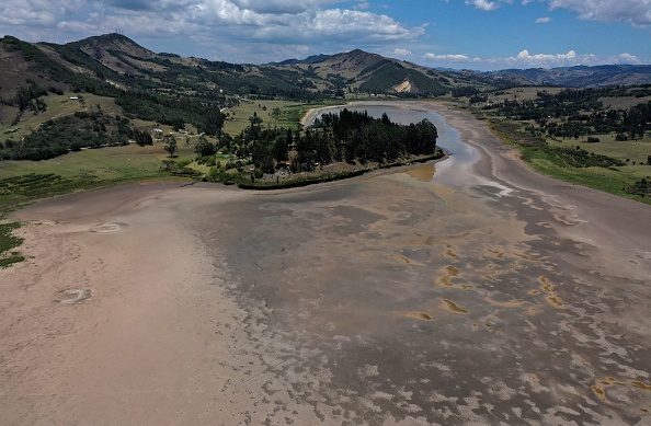-Vue aérienne montrant la lagune de Suesca asséchée en raison d'une forte sécheresse depuis 2012, Colombie, le 9 mars 2021. Photo par Raul Arboleda / AFP via Getty Images.