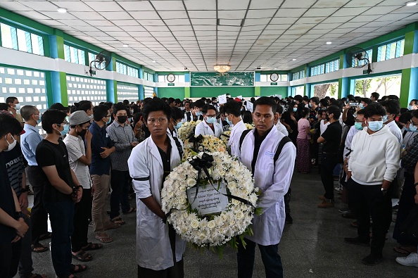 -Des membres de la communauté médicale portent une gerbe lors des funérailles de Khant Nyar Hein à Yangon le 16 mars 2021. Photo par STR / AFP via Getty Images.