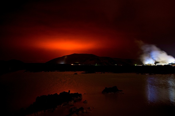 -Le miroitement rouge du magma s'écoulant du volcan en éruption, à environ 45 km à l'ouest de la capitale islandaise Reykjavik, le 19 mars 2021. Photo par Halldor Kolbeins / AFP via Getty Images.