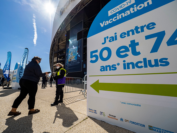 Les gens font la queue pour se faire vacciner devant le stade Vélodrome le 15 mars 2021 à Marseille, France. 
 (Arnold Jerocki/Getty Images)