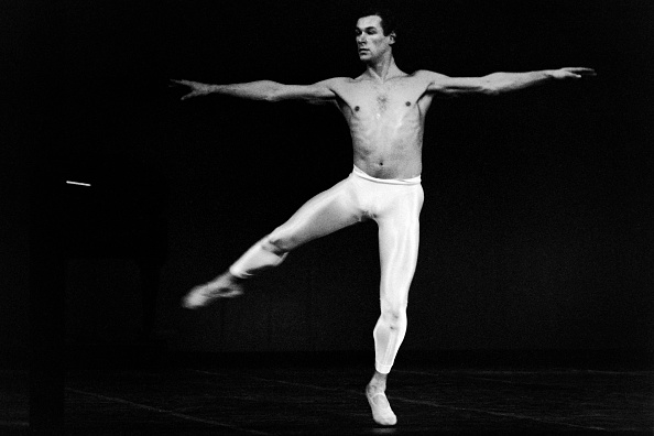 5 mai 1986, le danseur et chorégraphe Patrick Dupond dans "Vaslaw" à l'Opéra Garnier de Paris. (Photo : PASCAL GEORGE/AFP via Getty Images)