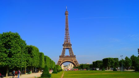 Rachida Dati veut classer la tour Eiffel pour la protéger, la société d’exploitation se sent visée