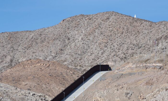 Vue de la frontière entre les États-Unis et le Mexique près d'El Paso, au Texas, le 15 mars 2021. (Justin Hamel/AFP via Getty Images)