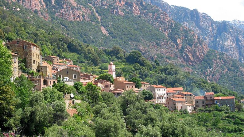 Vue de la ville d'Ota - Corse du Sud - Par Jean-Pol GRANDMONT — Travail personnel, CC BY 3.0, https://commons.wikimedia.org/w/index.php?curid=4417730