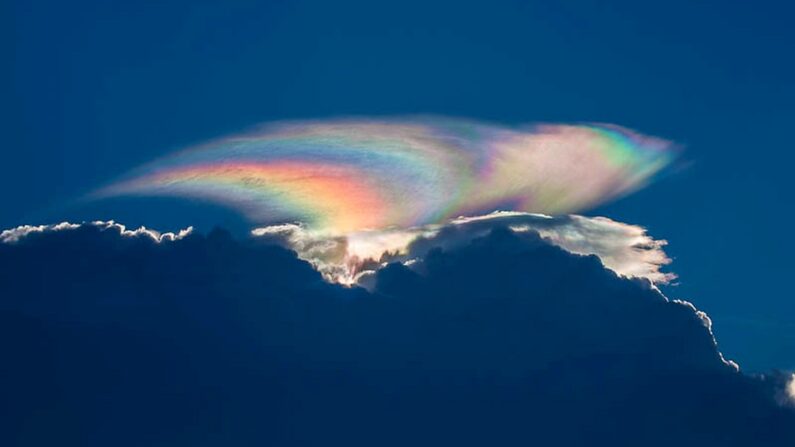 Un nuage iridescent - Par GQuiroga — Photographed by me.Previously published: Flickr: http://bit.ly/NqvaXM, CC BY-SA 3.0, https://commons.wikimedia.org/w/index.php?curid=20517556