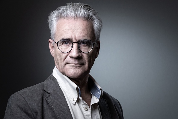 Le philosophe français André Comte-Sponville pose lors d'une séance photo au Salon du livre 2019 au Parc des Expositions à Paris, le 17 mars 2019.  (JOEL SAGET/AFP via Getty Images)