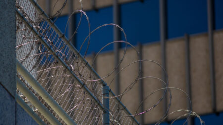 Perpignan : un détenu s’emmêle dans les barbelés de la prison en voulant récupérer des colis