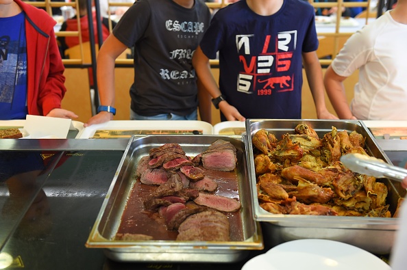 Dans les cantines scolaires  lyonnaise, la viande sera réintroduite une fois par semaine à partir du 26 avril. (Photo : NICOLAS TUCAT/AFP via Getty Images)