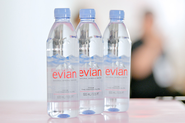 Evian a présenté ses excuses après un tweet controversé. (Roy Rochlin/Roy Rochlin)