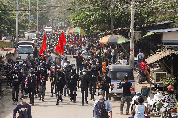 -Des personnes participent à une manifestation contre le coup d'État militaire à Mandalay le 3 avril 2021. Photo par STR / AFP via Getty Images.