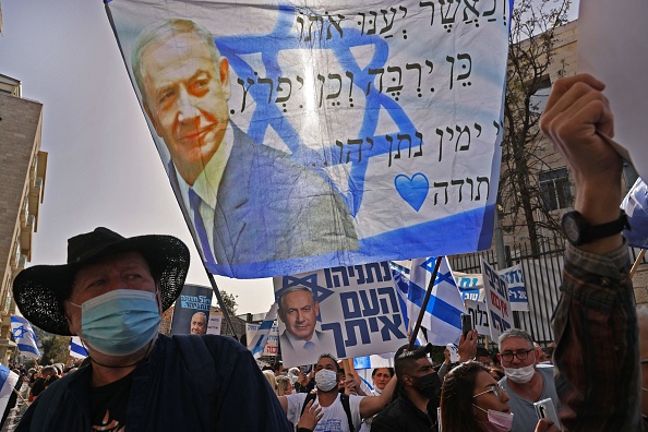- Les partisans du Premier ministre Benjamin Netanyahu se rassemblent devant le tribunal de district de Jérusalem le 5 avril 2021. Photo par Menahem Kahana / AFP via Getty Images.