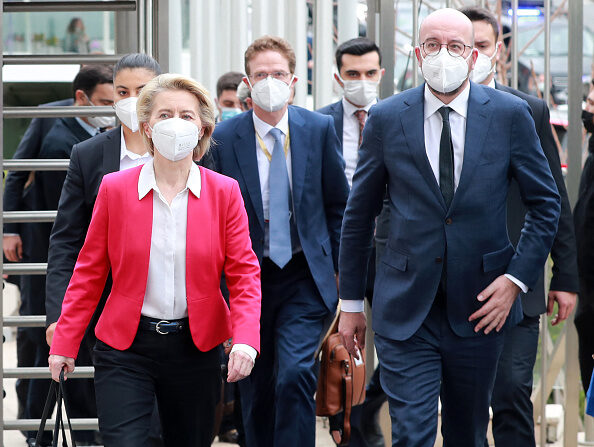 -La présidente de la Commission européenne, Ursula von der Leyen et le président du Conseil de l'UE, Charles Michel arrivent à Ankara le 6 avril 2021. Photo d'Adem Altan / AFP via Getty Images.