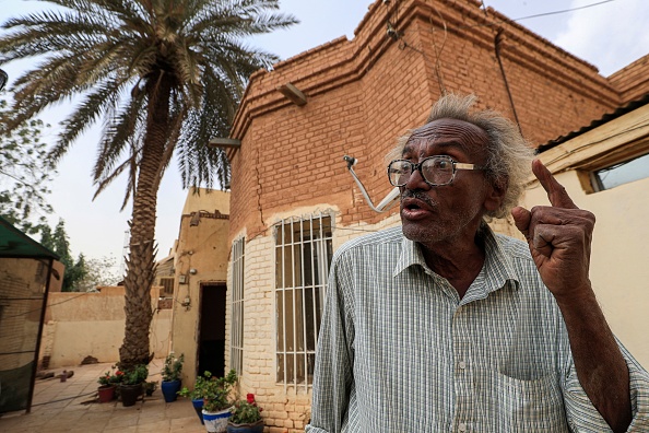 -Le Dr Mansour Israil, petit-fils d'un juif irakien installé au Soudan, devant son domicile dans le quartier autrefois connu sous le nom de "quartier juif". Photo Ashraf Shazly / AFP via Getty Images. 