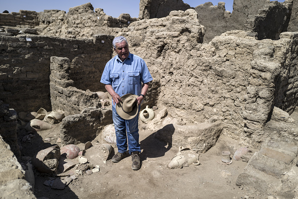 - Zahi Hawass, archéologue égyptien, égyptologue sur le site d'une ville perdue vieille de 3000 ans le 10 avril 2021 à Louxor, en Égypte. Photo Mahmoud Khaled/Getty Images.
